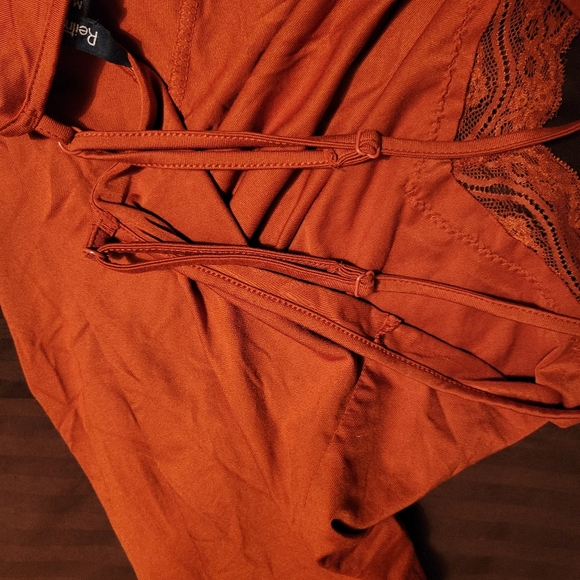 ✨️3 for 15✨️Lace detail satin tank top -Size Medium - Picture 5 of 7